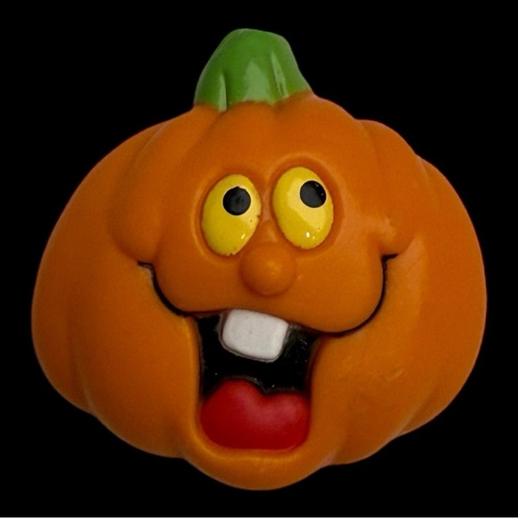 Russ Jewelry - Vintage Jack O' Lantern Brooch Pin Pumpkin Silly Face 1980s Russ Halloween